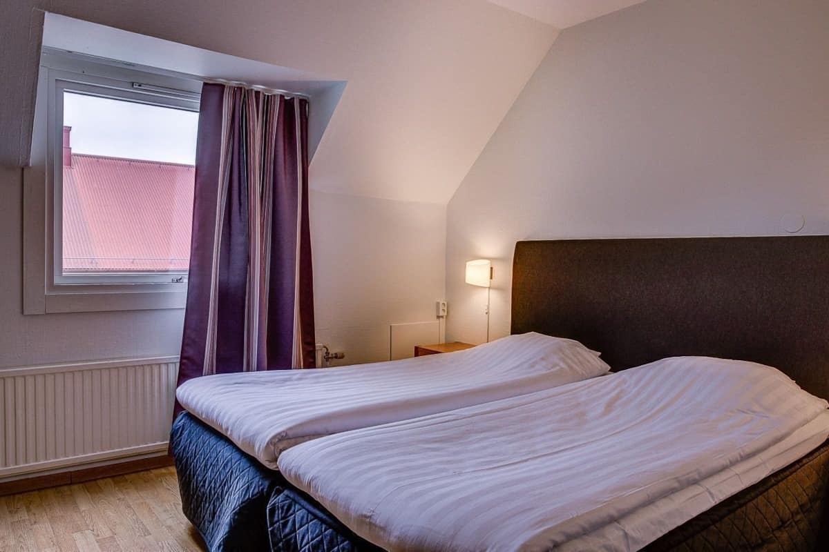 Hypo-allergenic bedding, in-room safe, desk, blackout drapes