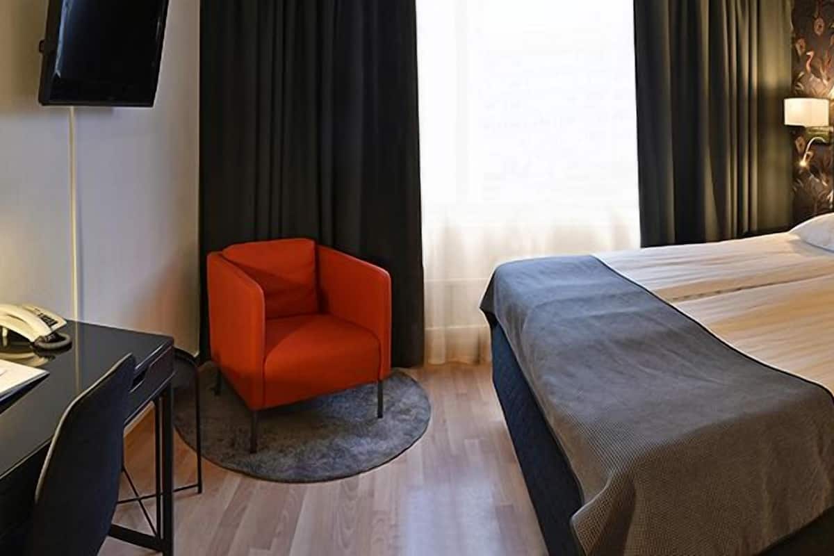 Ropa de cama hipoalergénica y caja de seguridad en la habitación