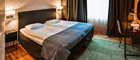 Standard Double Room, 1 King Bed | Hypo-allergenic bedding, in-room safe, desk, blackout drapes