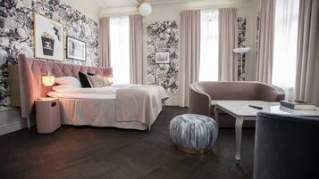 Hypo-allergenic bedding, minibar, in-room safe, individually furnished