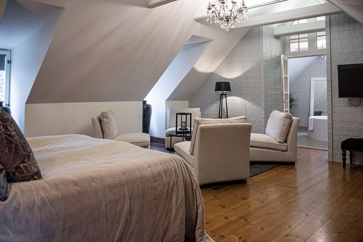Suite, 1 King Bed, Non Smoking, Bathtub