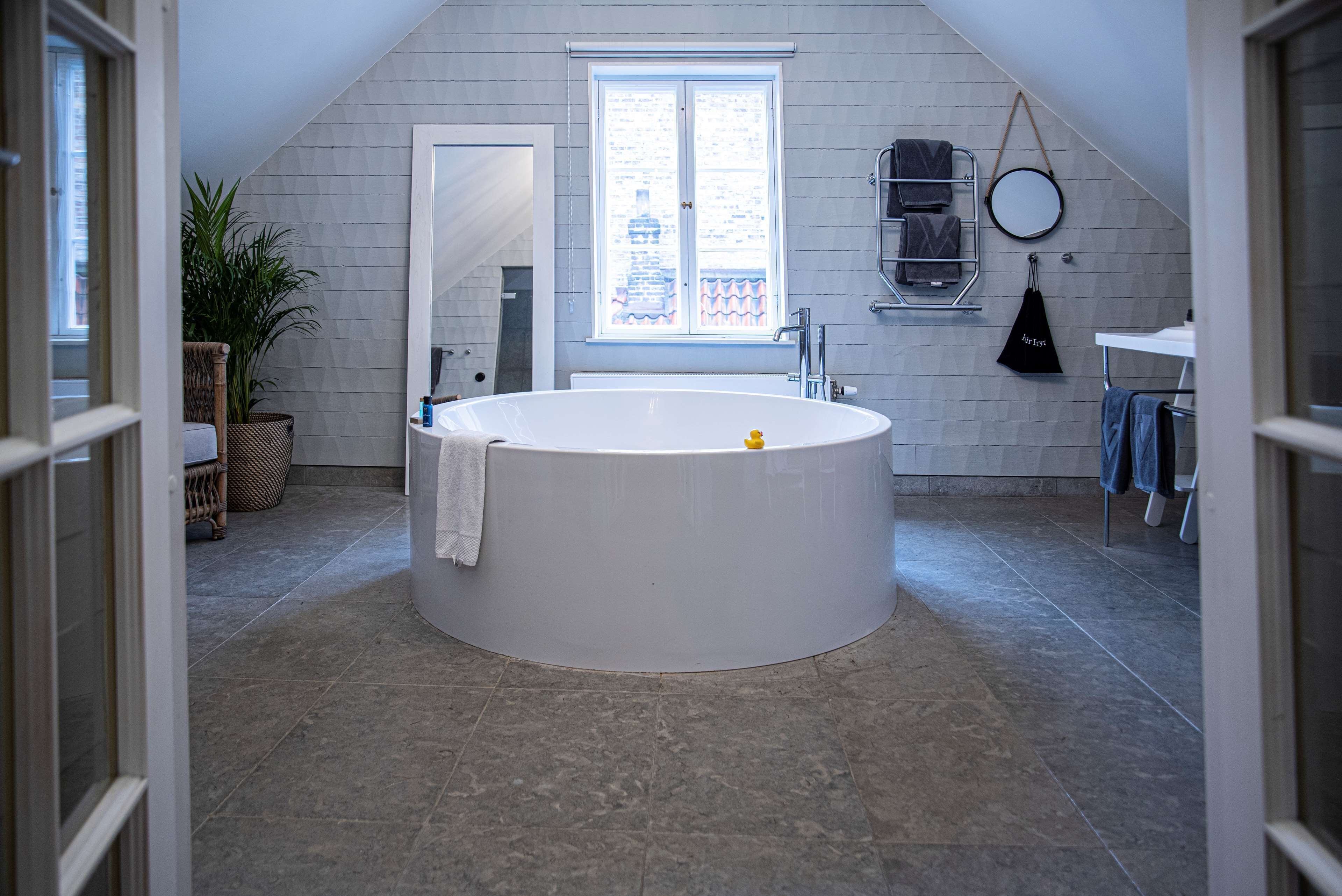 suite, 1 king bed, non smoking, bathtub | bathroom | shower, designer toiletries, hair dryer, towels