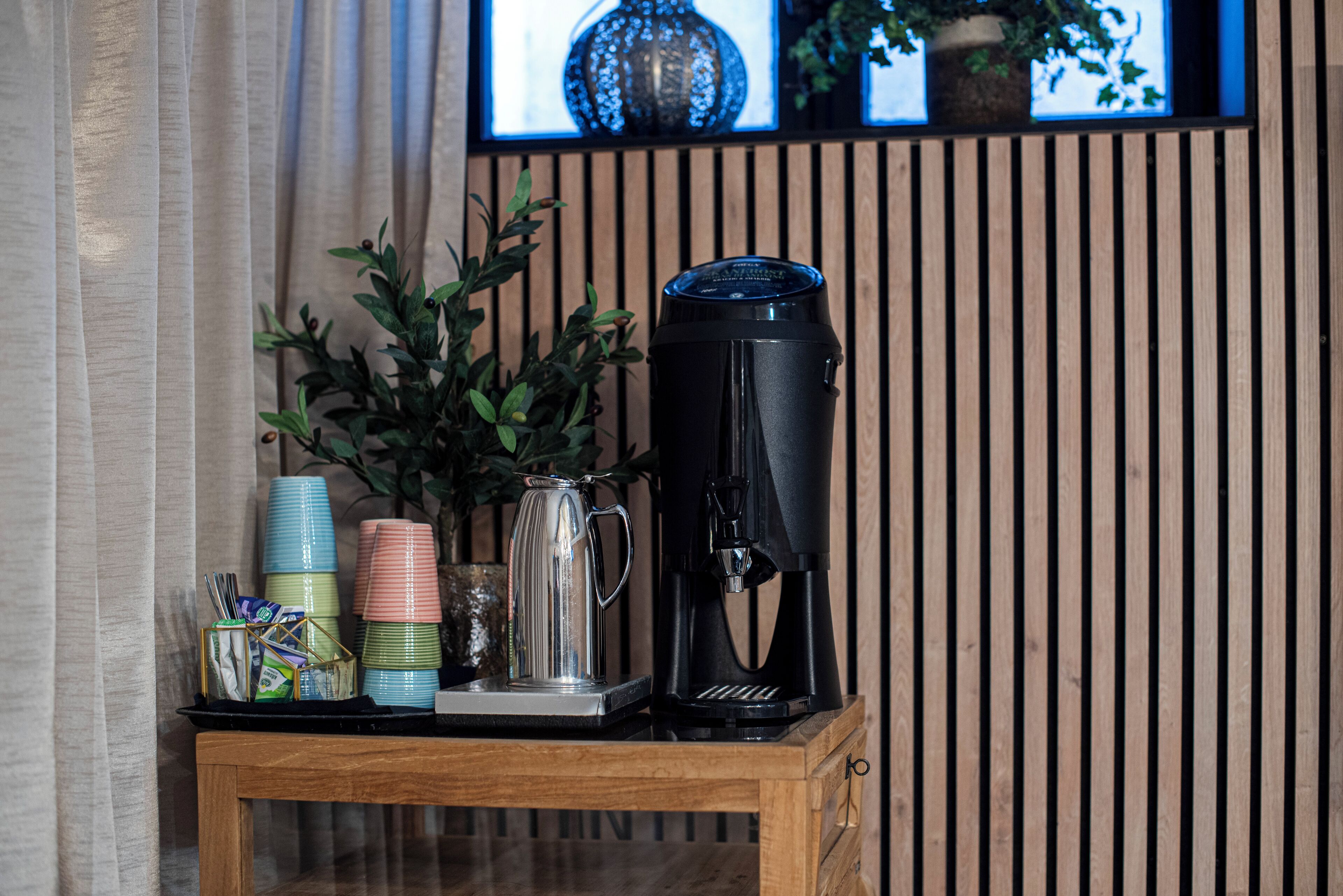 breakfast and dinner served, international cuisine