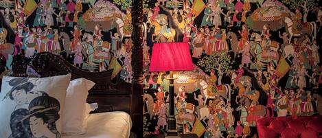 Un dormitorio con una cama de estilo japonés tradicional, una lámpara roja y una pared decorada con coloridas obras de arte.