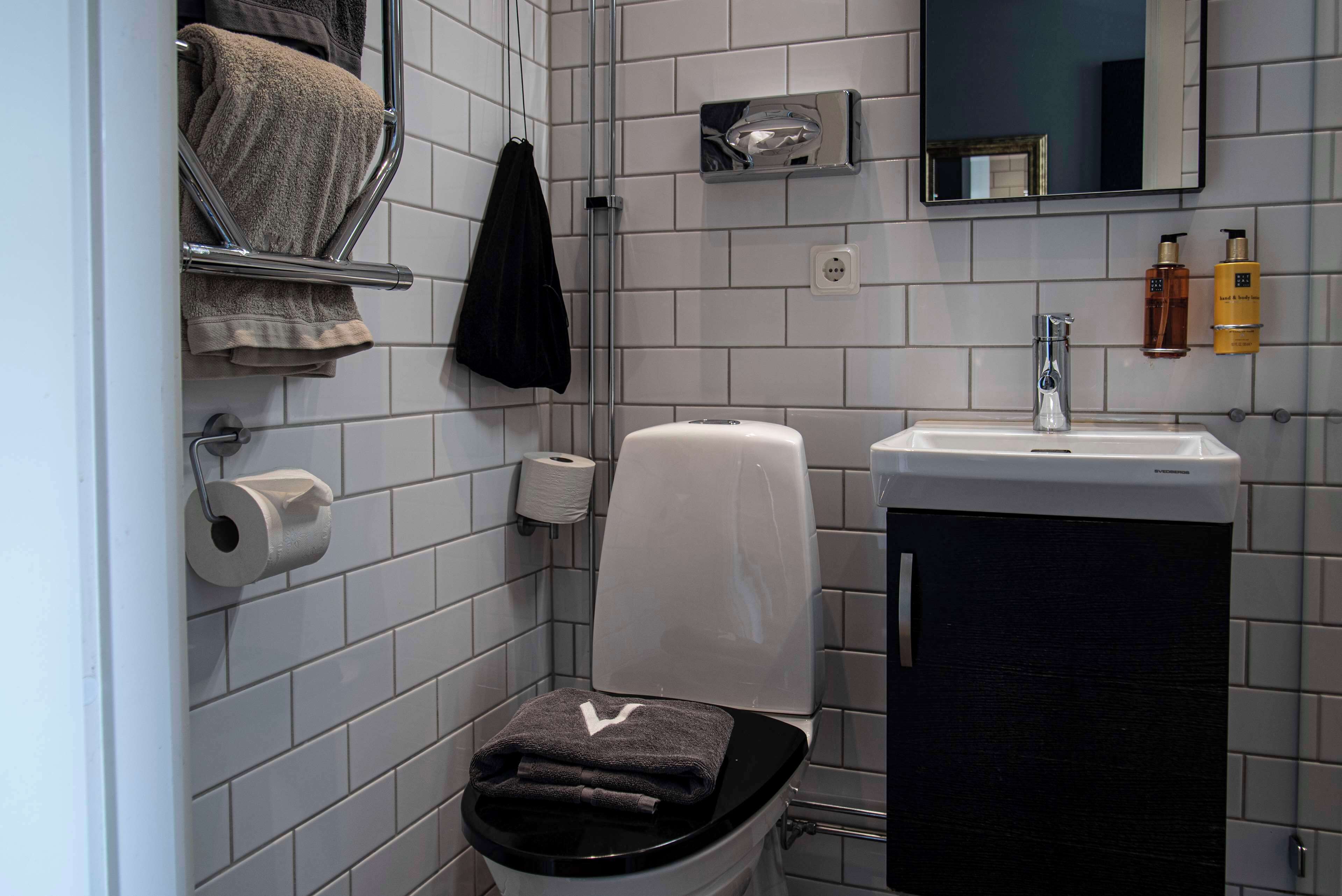 standard room, 1 double bed, non smoking (small double room) | bathroom | shower, designer toiletries, hair dryer, towels