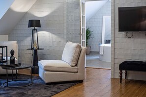 Suite, 1 cama de matrimonio grande, no fumadores, bañera | Decoración individual, mobiliario individual, cortinas opacas