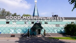 Un immeuble sur lequel on peut lire l’inscription : « GOOD MORNING HOTELS ».