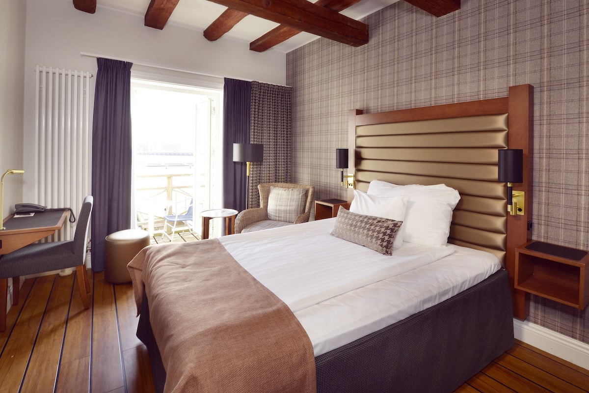 room (bed 140cm) | desk, laptop workspace, iron/ironing board, bed sheets