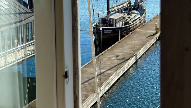 Vista de un muelle con un barco amarrado.