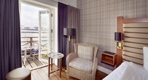 Superior Queen with Balcony | 1 chambre, bureau, espace de travail pour ordinateurs portables