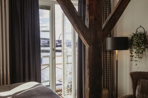 Superior Queen with Balcony | 办公桌、笔记本电脑工作区、熨斗/熨衣板、床单