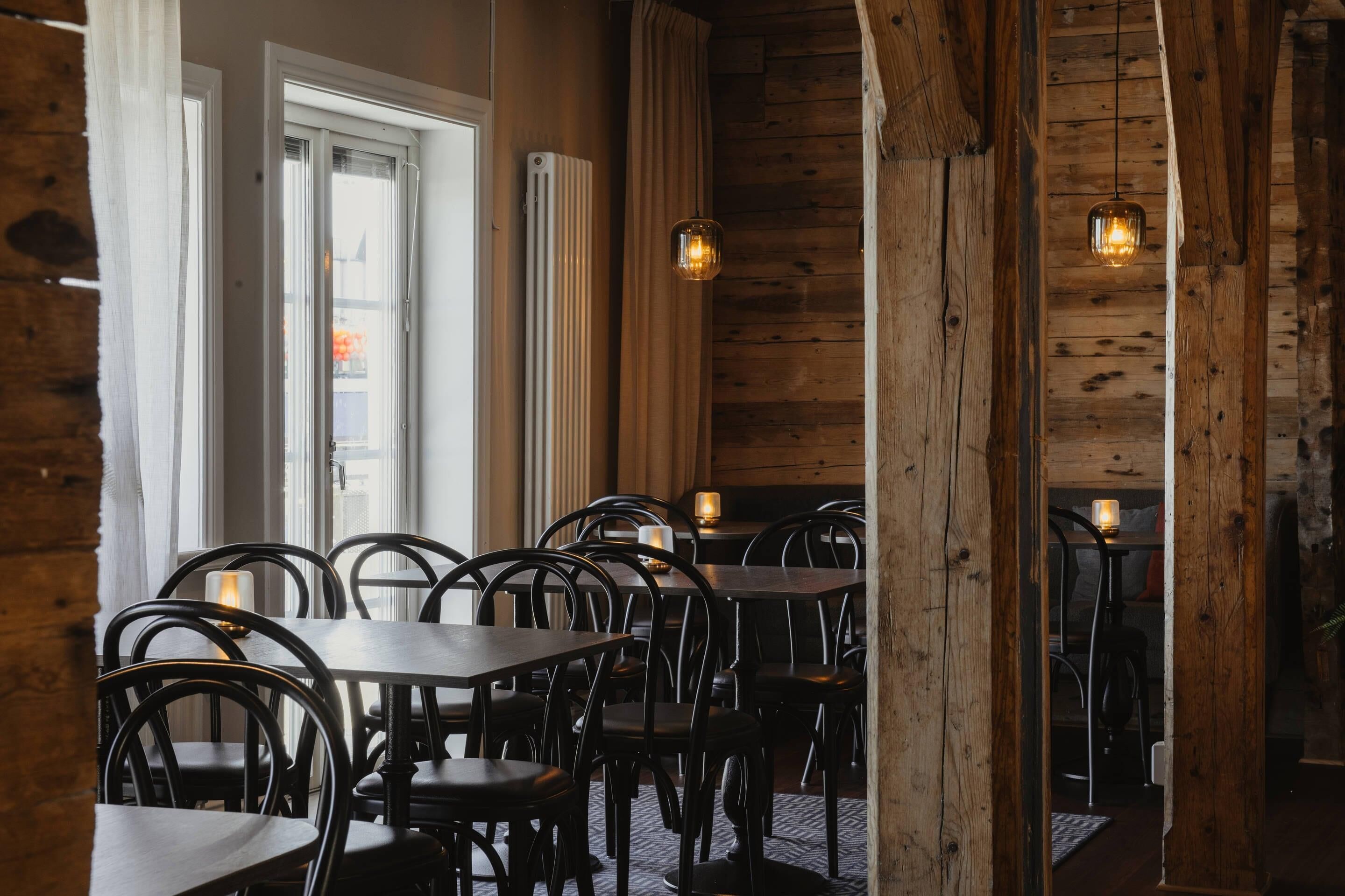 Frokost og middag serveres, utsikt mot havet 