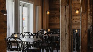 Melayani sarapan dan makan malam dengan pemandangan laut