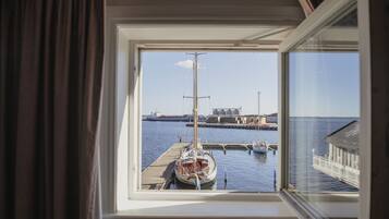 Vista desde una ventana de un velero amarrado en un puerto deportivo.