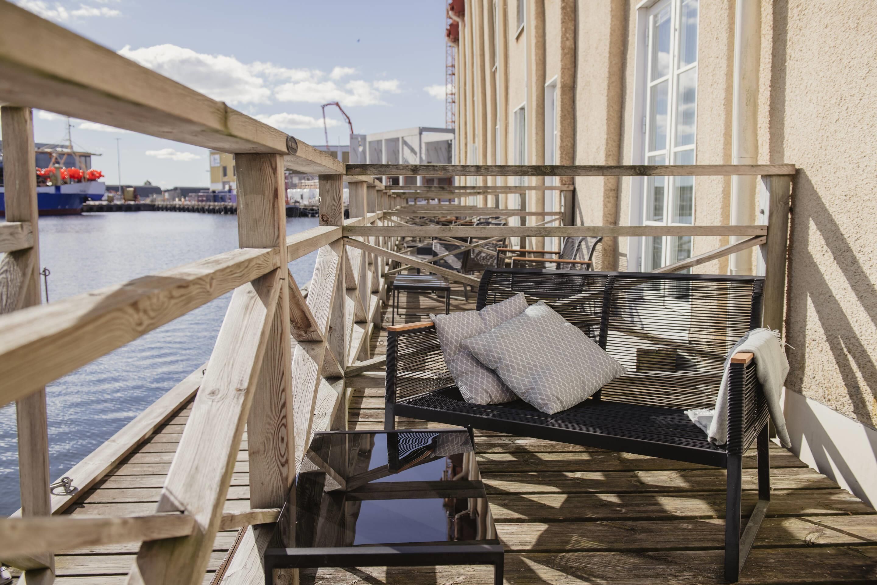 Escritorio y espacio para trabajar con laptop 