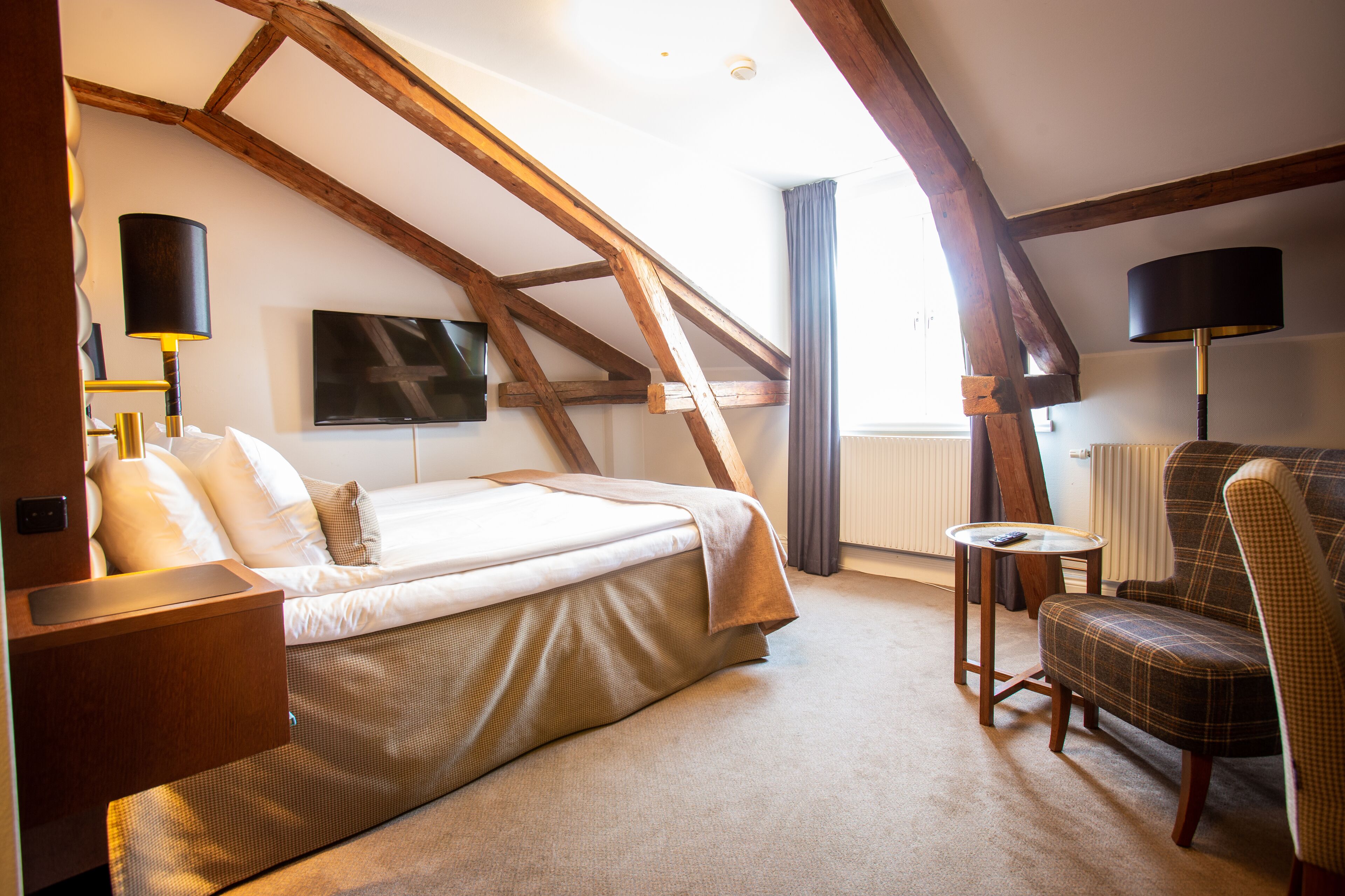 standard room, 2 single beds, non smoking | desk, laptop workspace, iron/ironing board, bed sheets