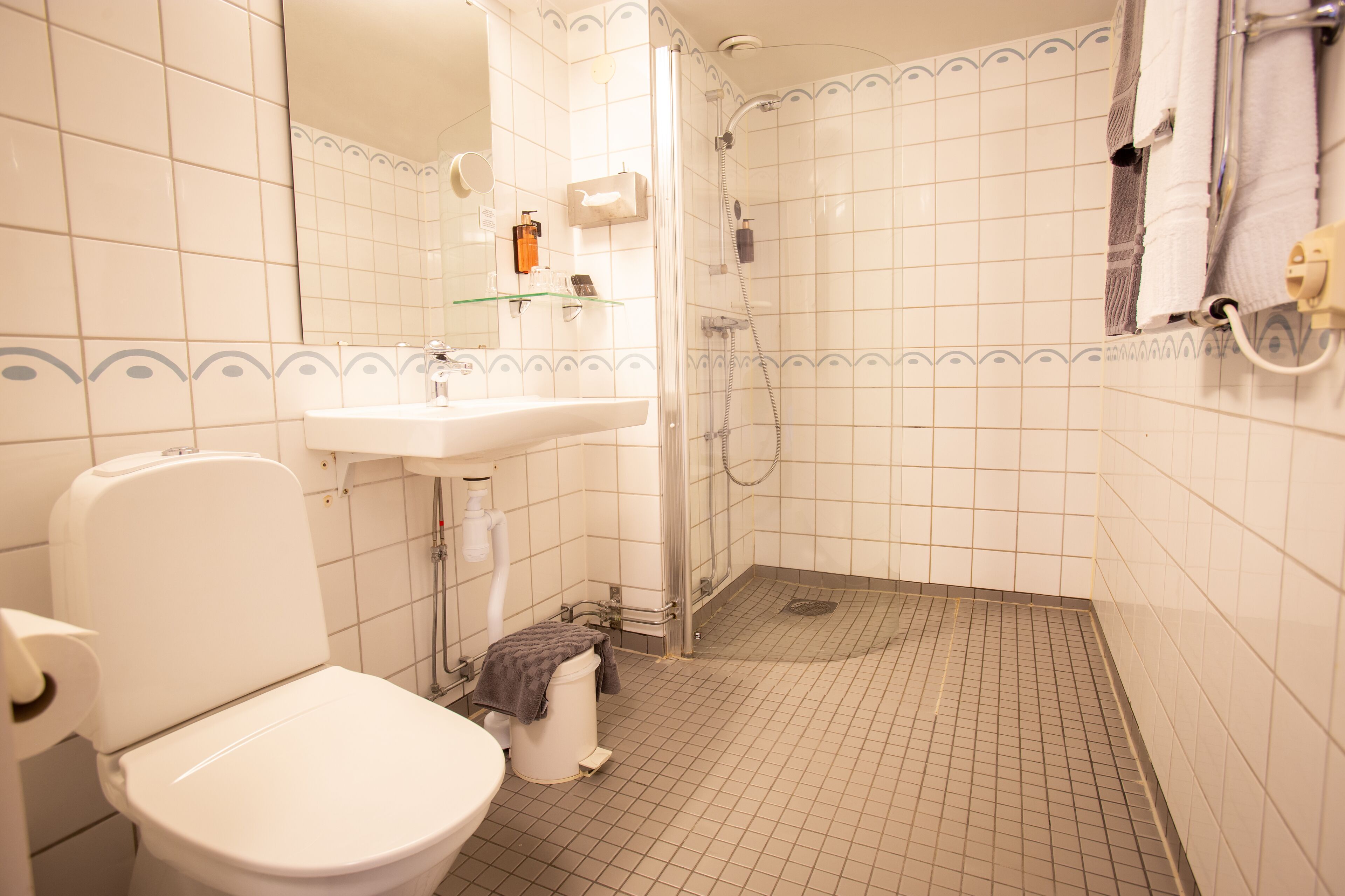 standard room, 2 single beds, non smoking | bathroom | hair dryer, towels
