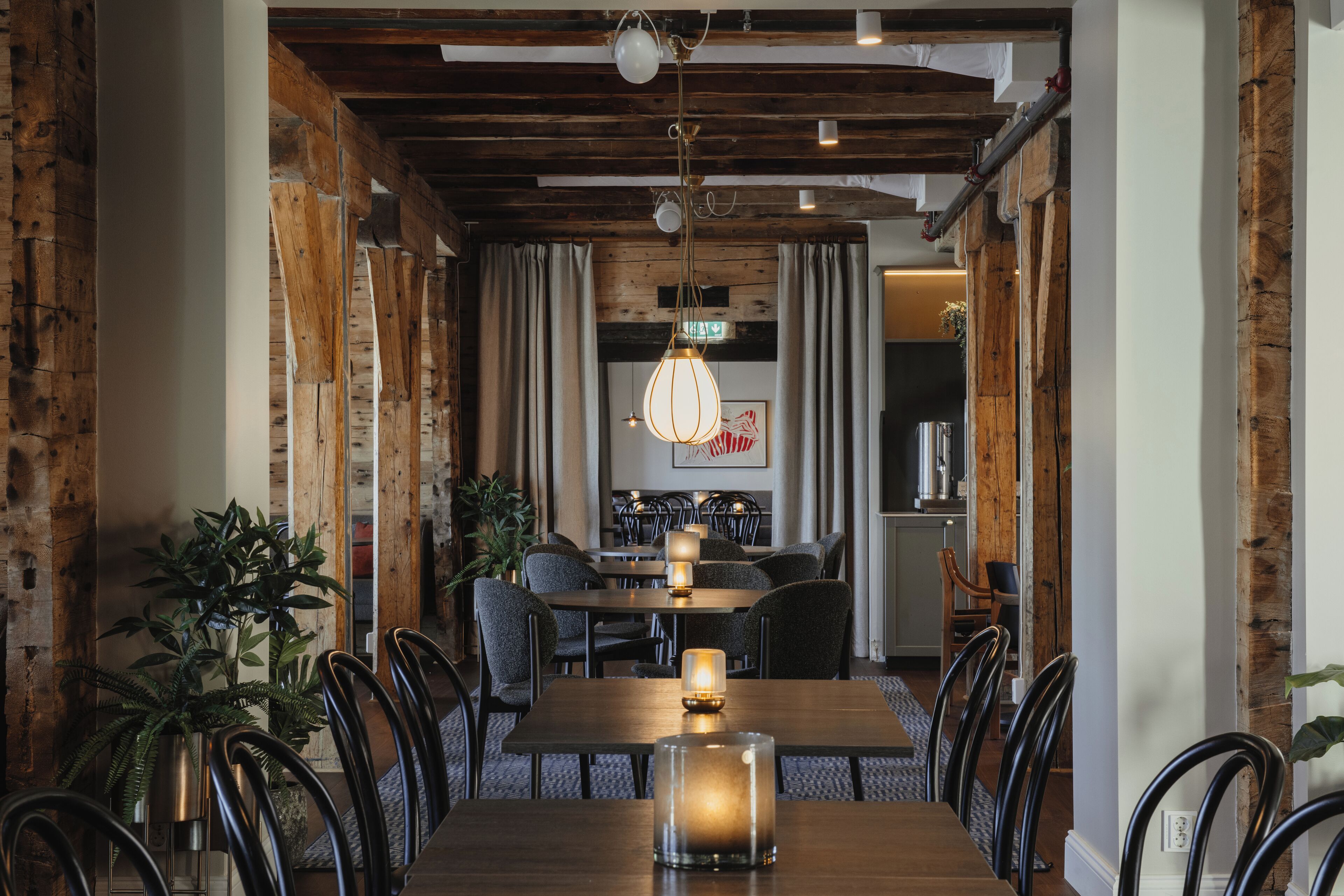 Frukost och middag serveras, med utsikt mot havet 