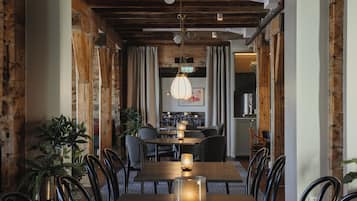 Frukost och middag serveras, med utsikt mot havet