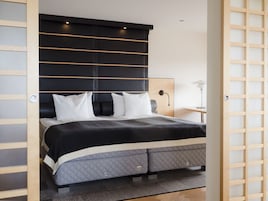 Ropa de cama de alta calidad y caja de seguridad en la habitación 