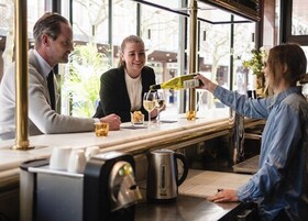 Restaurante con mesas al aire libre, abre todos los días