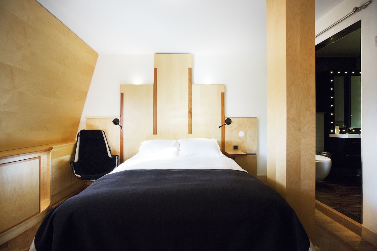 Queen Room (140 cm) | 1 soveværelse, premium-sengetøj, pengeskab på værelset, skrivebord
