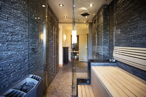 Suite | Badkamer | Gratis toiletartikelen, een haardroger, handdoeken