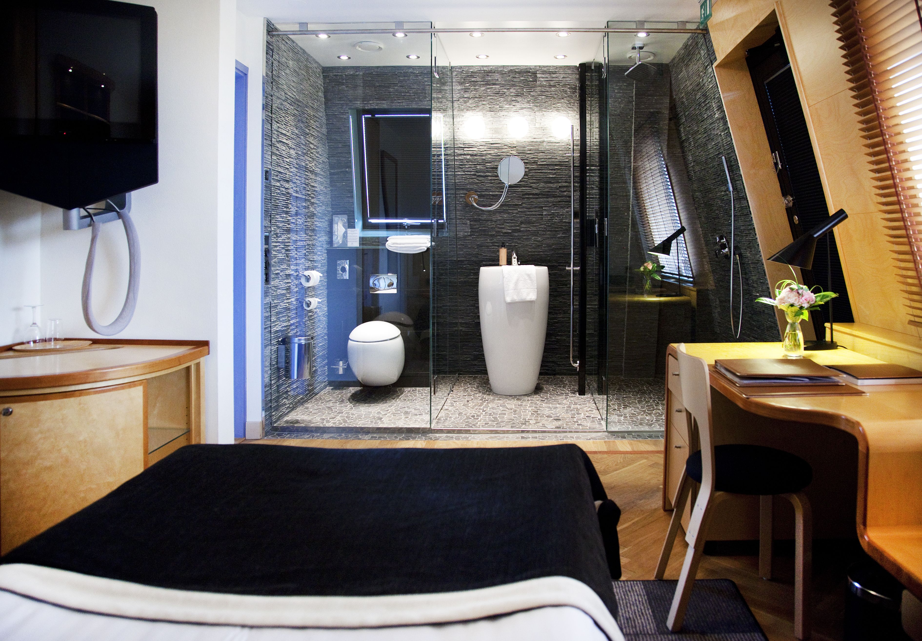 أغطية فراش متميزة وخزنة داخل الغرفة ومكتب ومساحة عمل للكمبيوتر المحمول