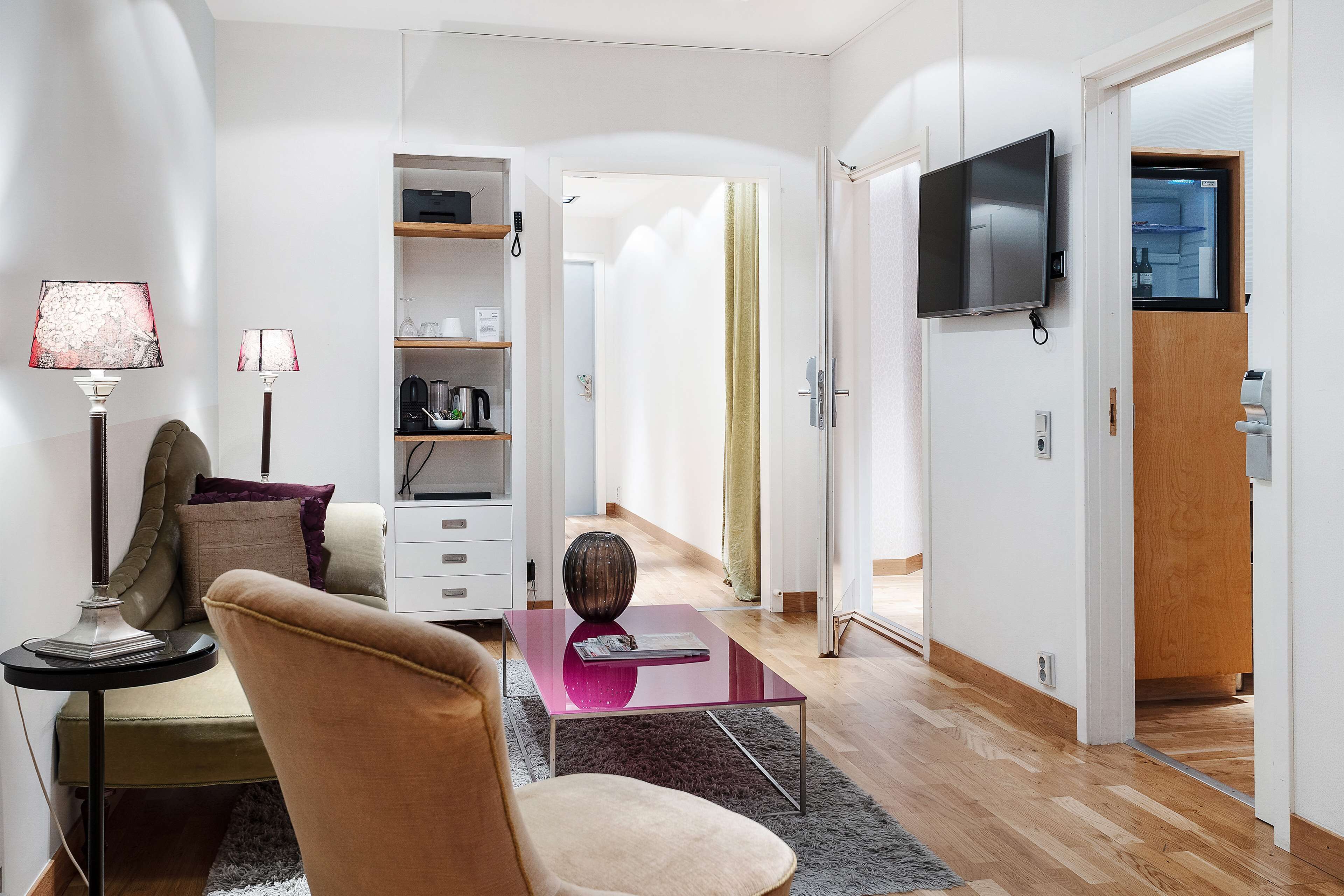 suite, multiple beds, non smoking, sauna | in-room safe, individually decorated, individually furnished, desk