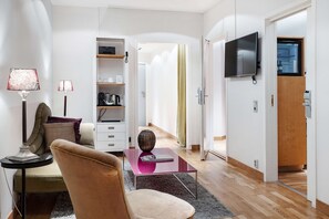 Suite, flere senger, ikke-røyk, badstue | Safe på rommet, individuelt dekorert, individuelt innredet og skrivebord