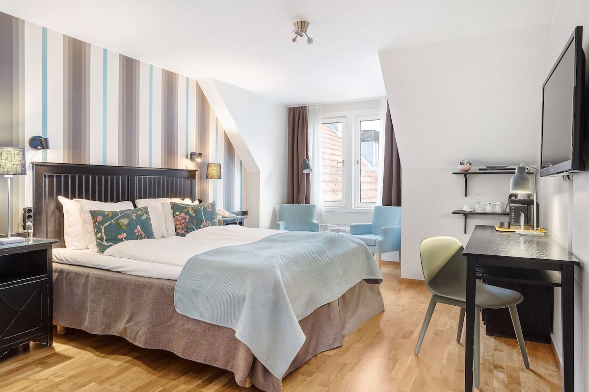 in-room safe, individually decorated, individually furnished, desk