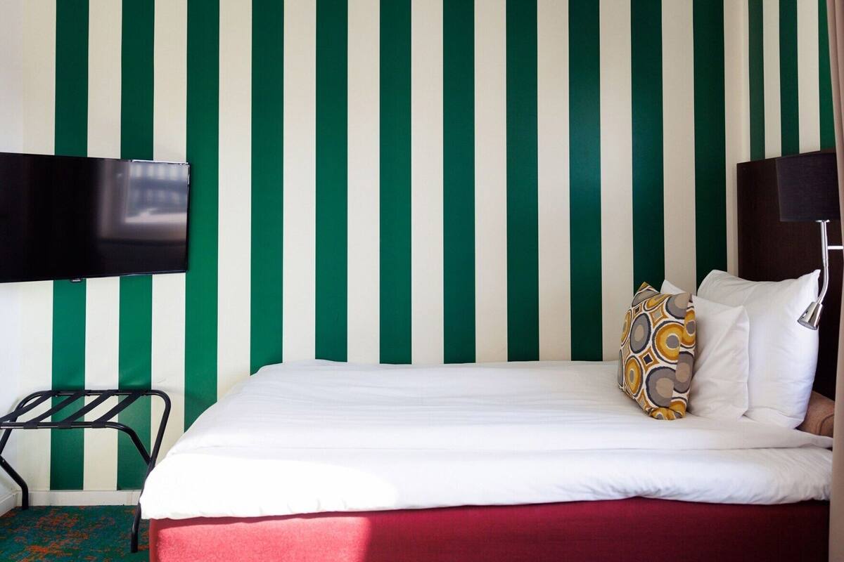 Cribs (free), WiFi (free), bed sheets