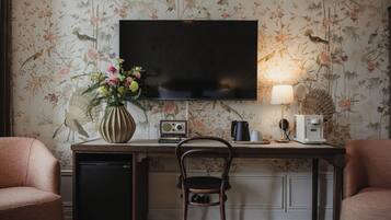 Phòng đôi Deluxe | Bàn, bàn ủi/dụng cụ ủi quần áo, truy cập Internet không dây miễn phí