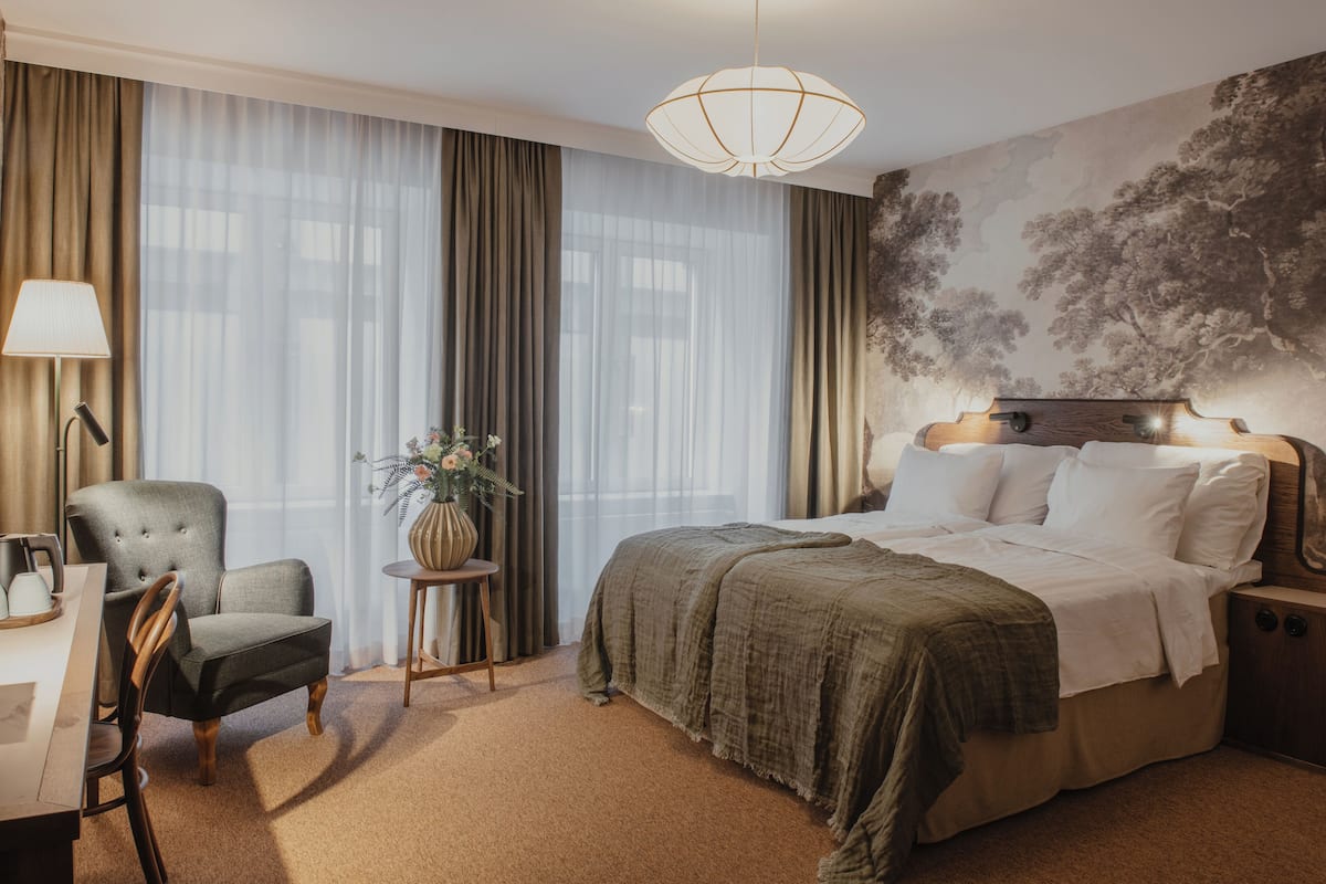 Superior Room | Desk, iron/ironing board, free WiFi, bed sheets