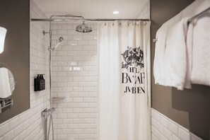 Standard Twin Room | Bathroom | Shower, free toiletries, hair dryer - Home Hotel Baltzar  (Malmo)