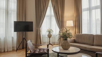 Phòng Suite Junior | Bàn, bàn ủi/dụng cụ ủi quần áo, truy cập Internet không dây miễn phí