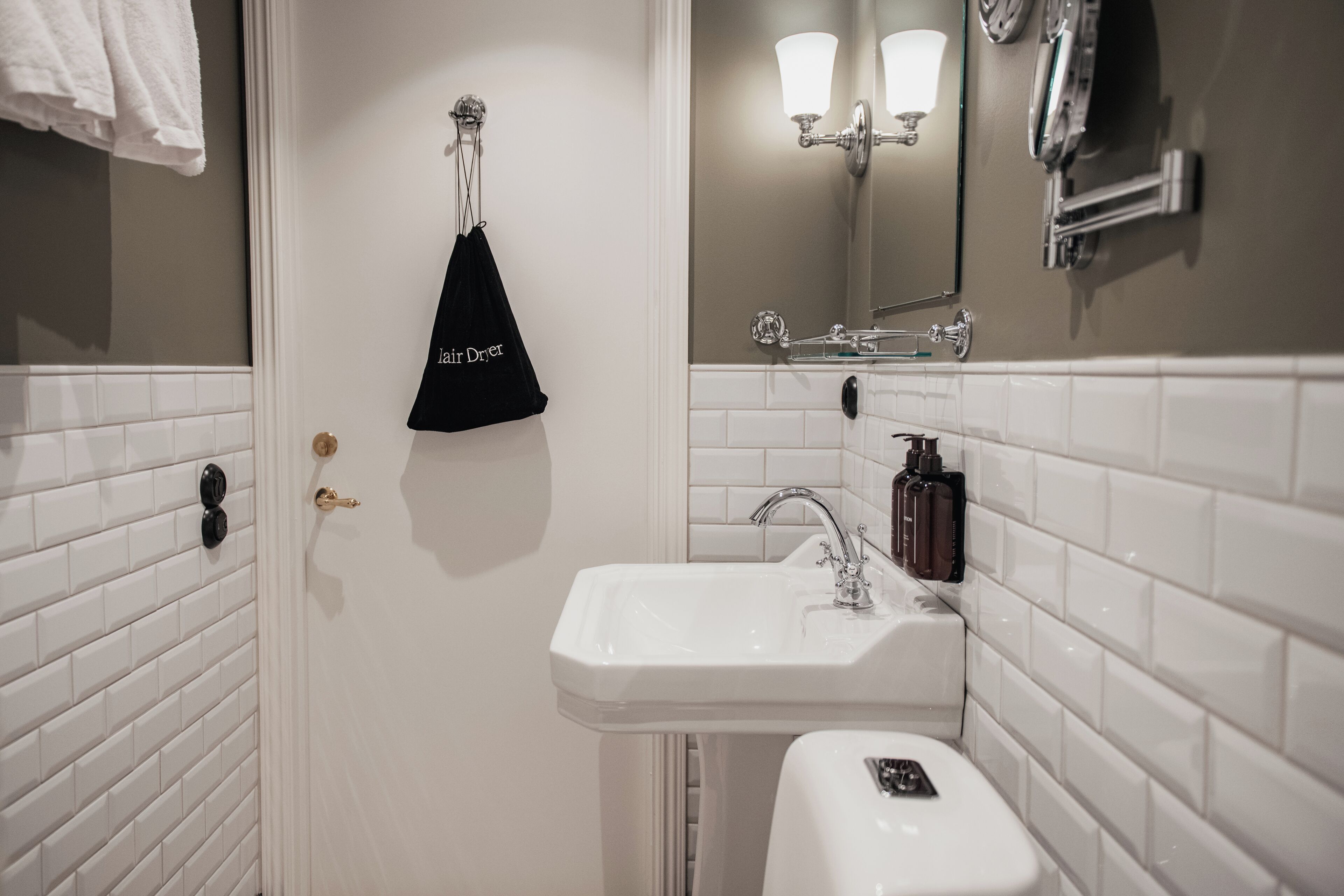 Standard Twin Room | Bathroom | Shower, free toiletries, hair dryer