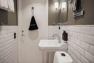 Standard Twin Room | Bathroom | Shower, free toiletries, hair dryer