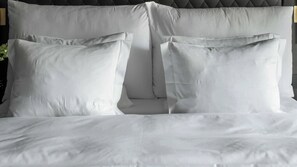 Escritorio, tabla de planchar con plancha, wifi gratis y ropa de cama