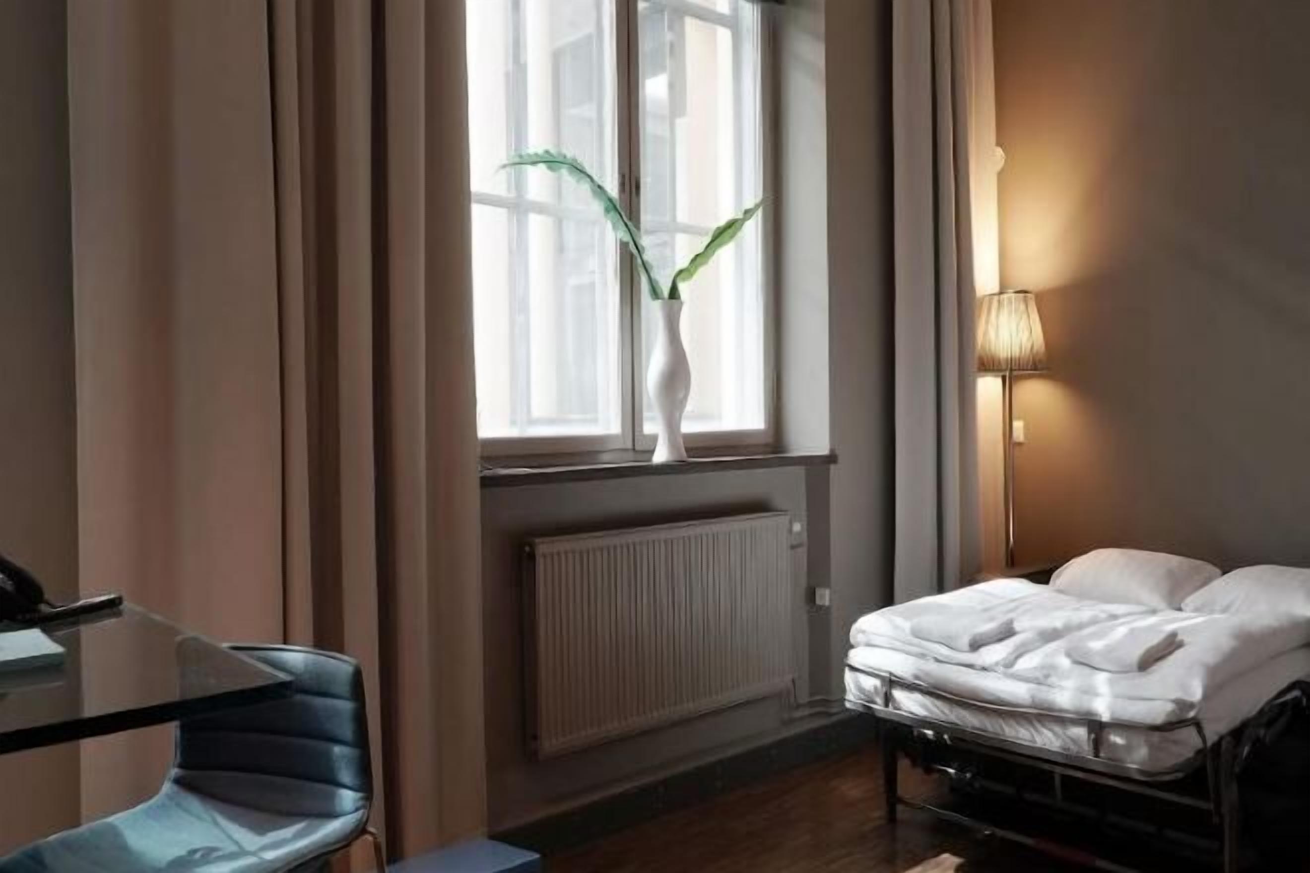 Cots/infant beds, bed sheets, alarm clocks