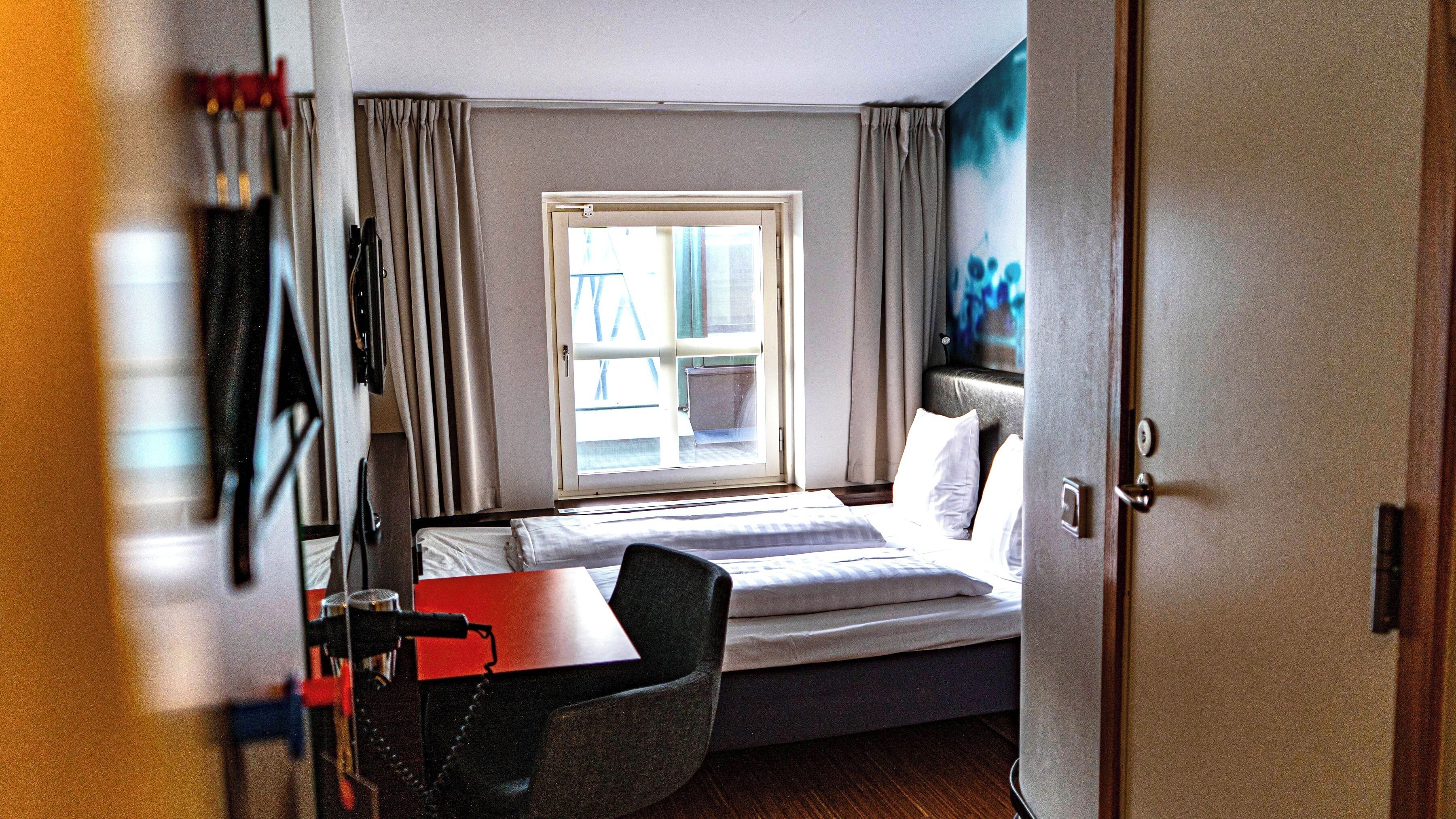 Room (Compact Single)