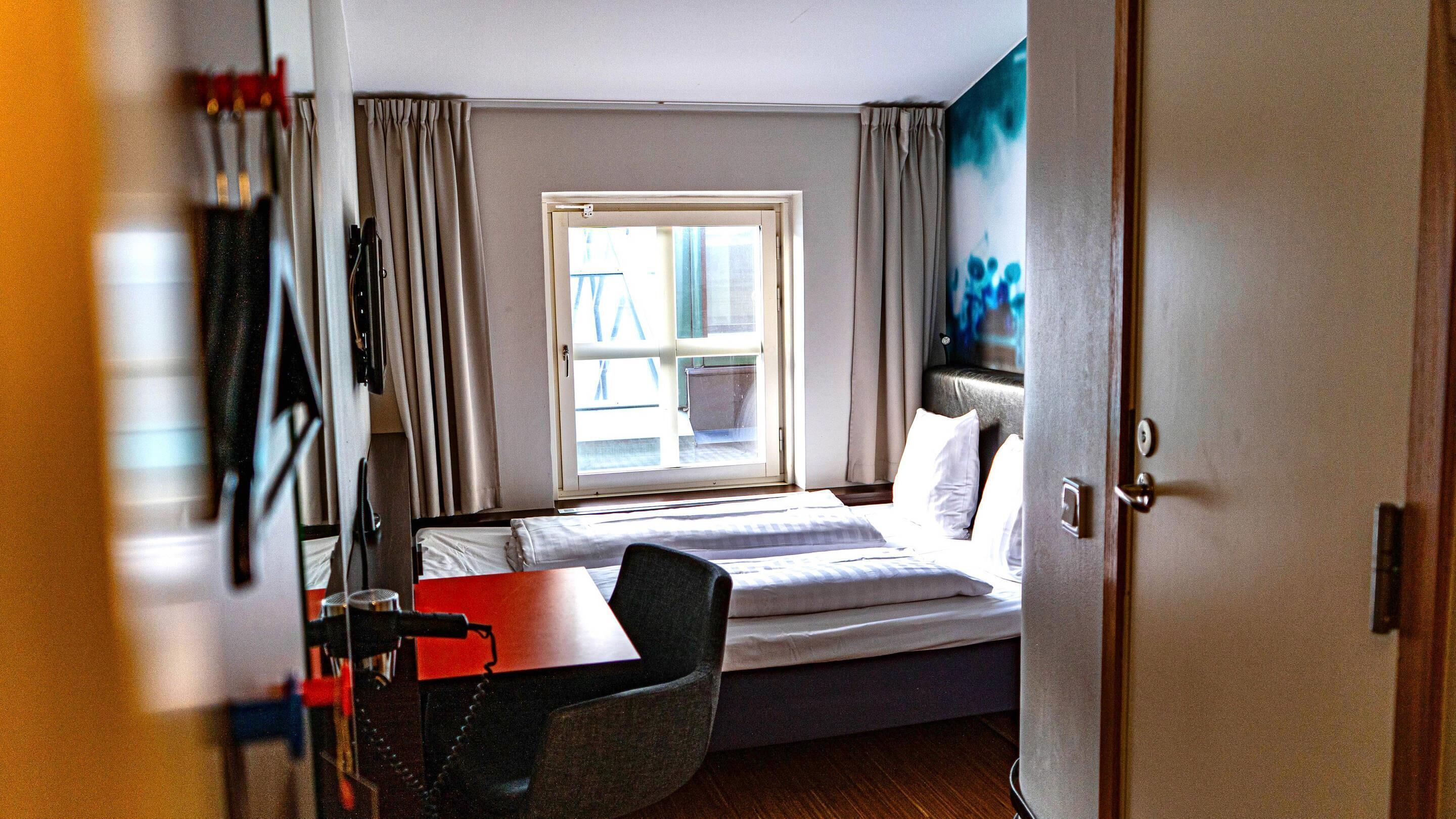 Twin Room, Non Smoking (Compact) | Cribs/infant beds, bed sheets, alarm clocks