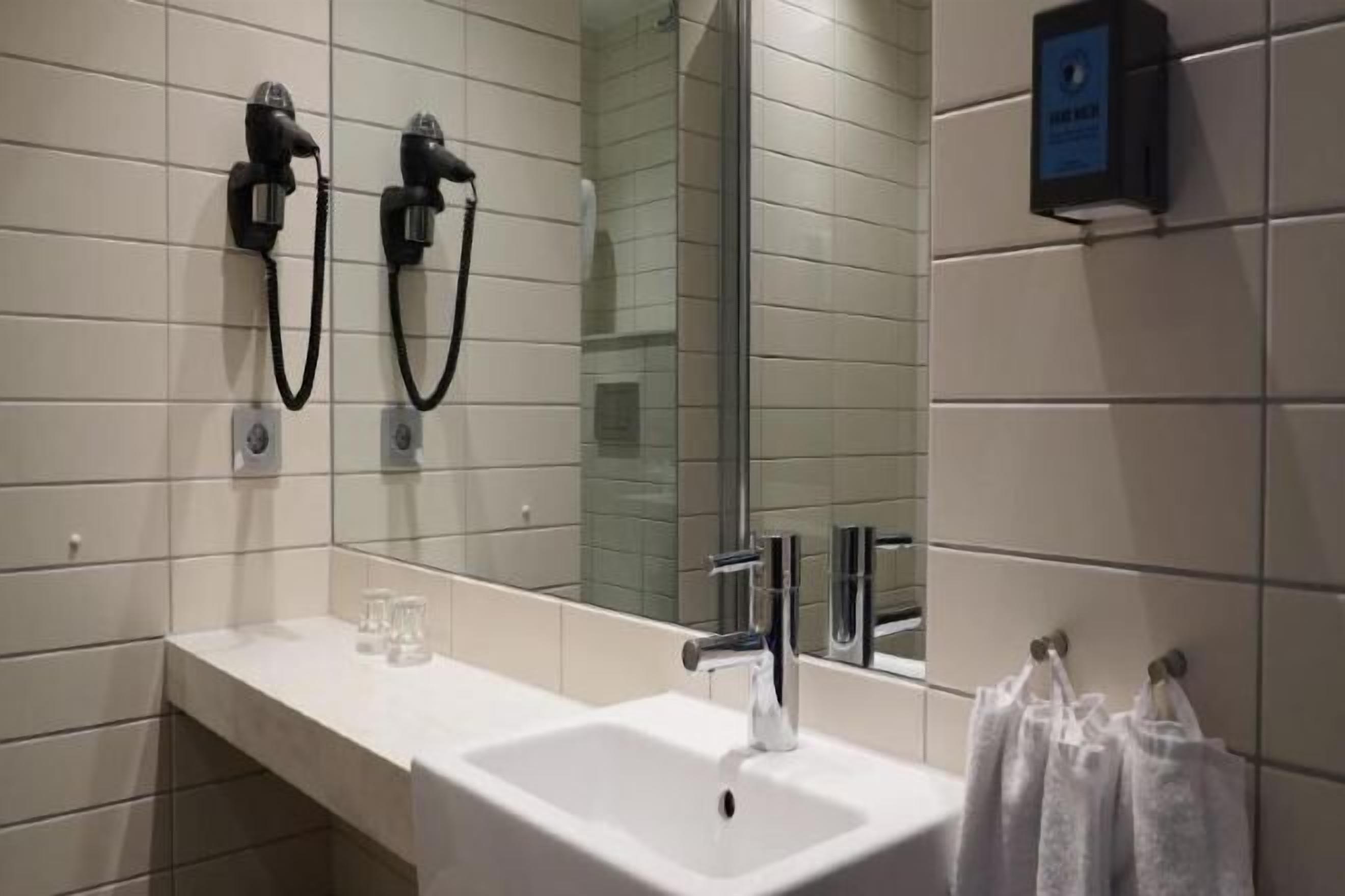 Salle de bain | Douche, sèche-cheveux, serviettes fournies, savon