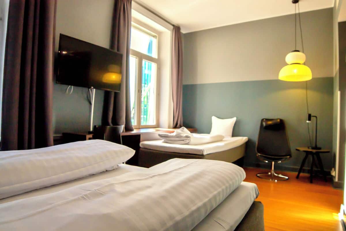 Habitación familiar, varias camas | Cunas, ropa de cama y despertador