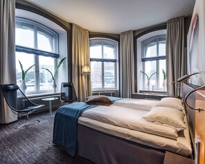 Standaard kamer | Een kluis op de kamer, beddengoed, een wekker