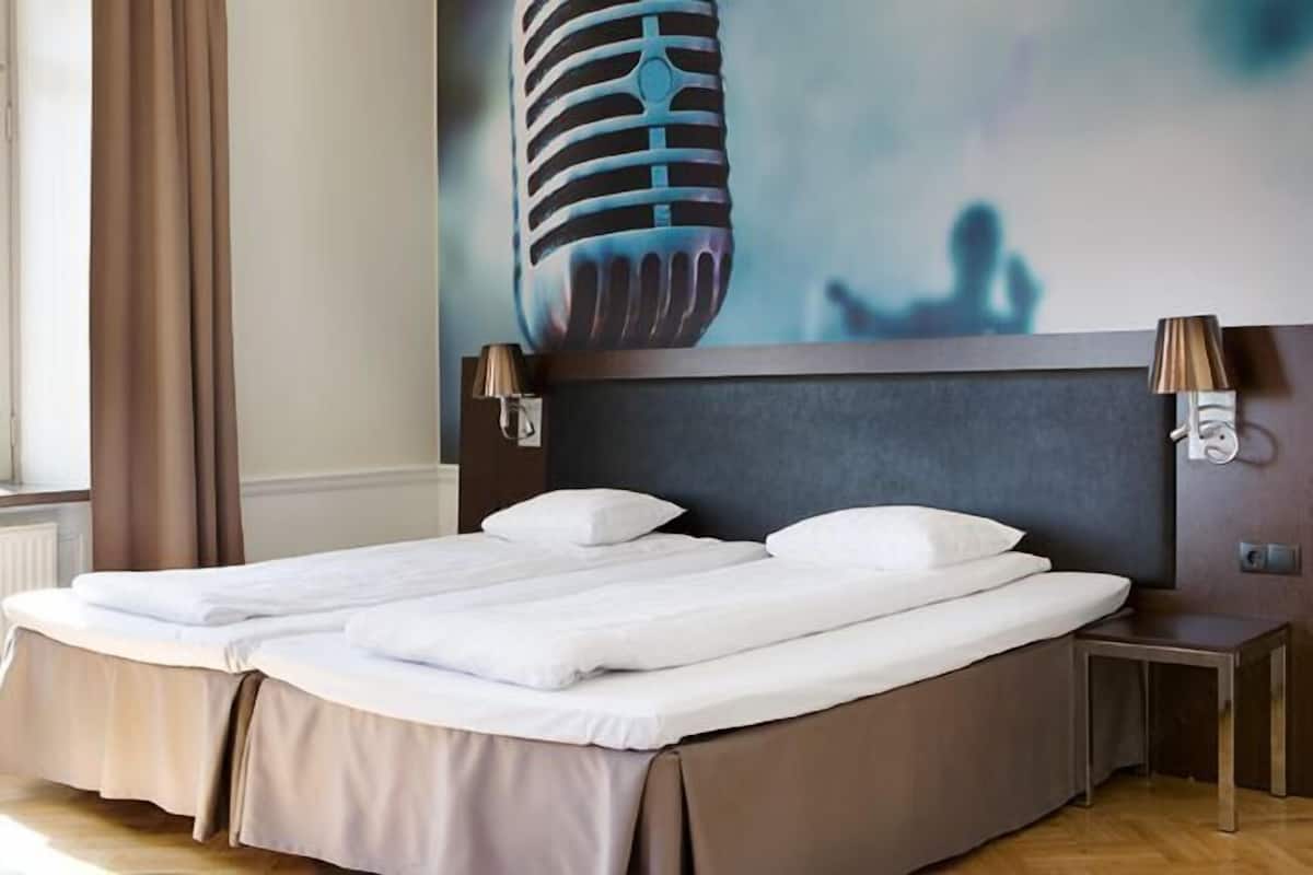 Cunas, ropa de cama y despertador