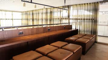 Un espace bar moderne avec des comptoirs en bois et des sièges rembourrés.