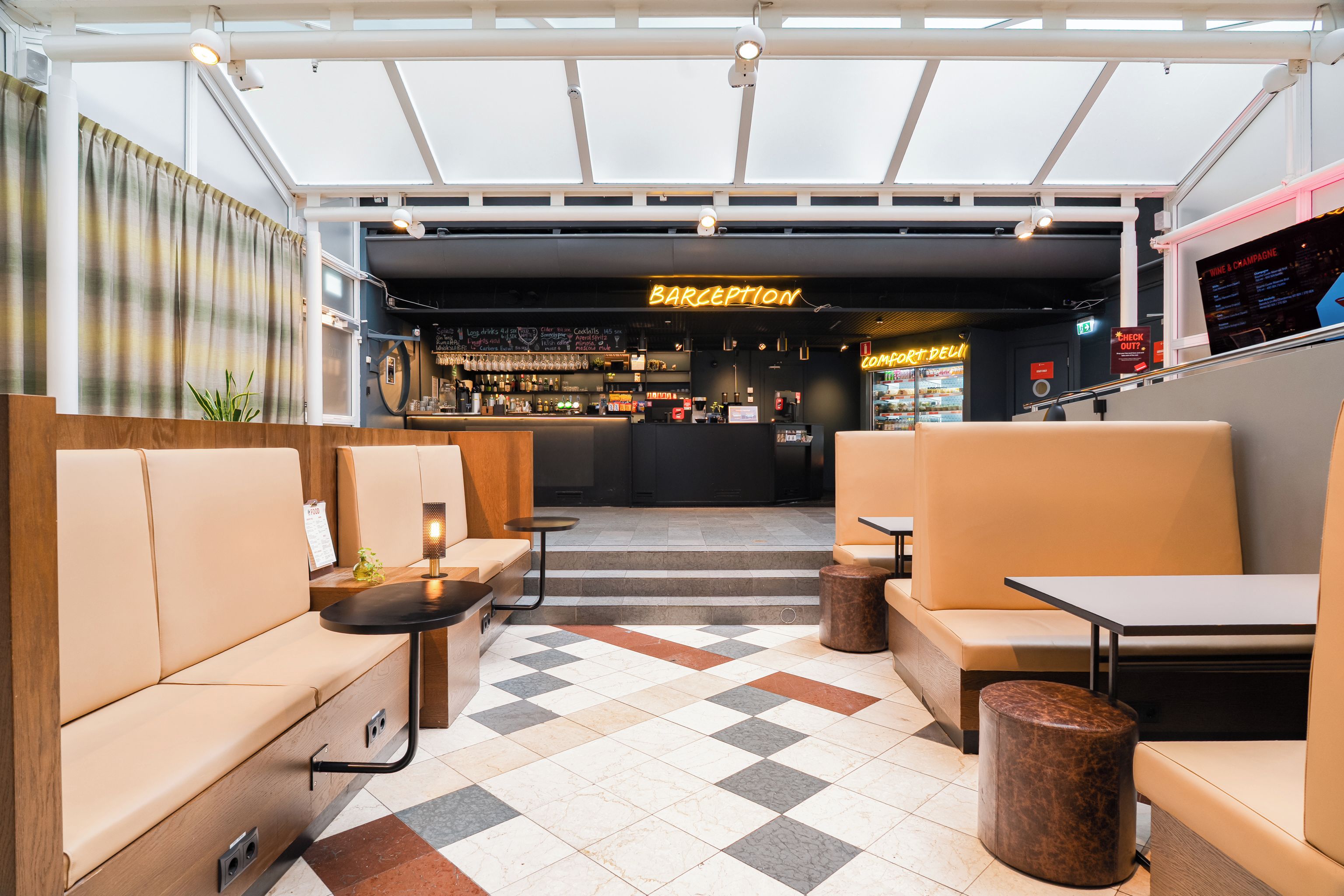 Un área de bar moderna con asientos y una recepción.