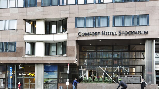 Das Comfort Hotel Stockholm – Fassade mit freiem Blick auf den Eingang und die Beschilderung.