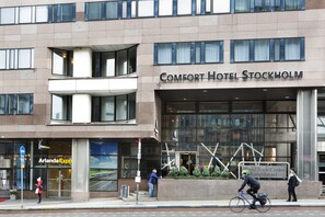Het gevel van Comfort Hotel Stockholm, met een duidelijk zicht op de ingang en de signage.